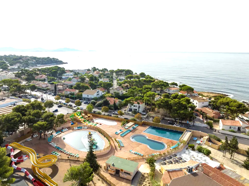 Chillen am Meer mit deinen neuen Urlaubsfreunden auf diesem Teenager-Campingplatz