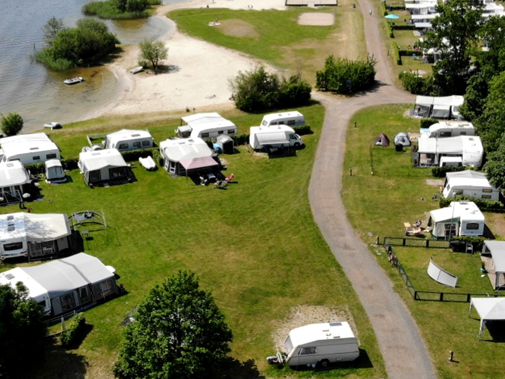 Campingplatz mit separatem Wohnmobilstellplatz und großem Yachthafen