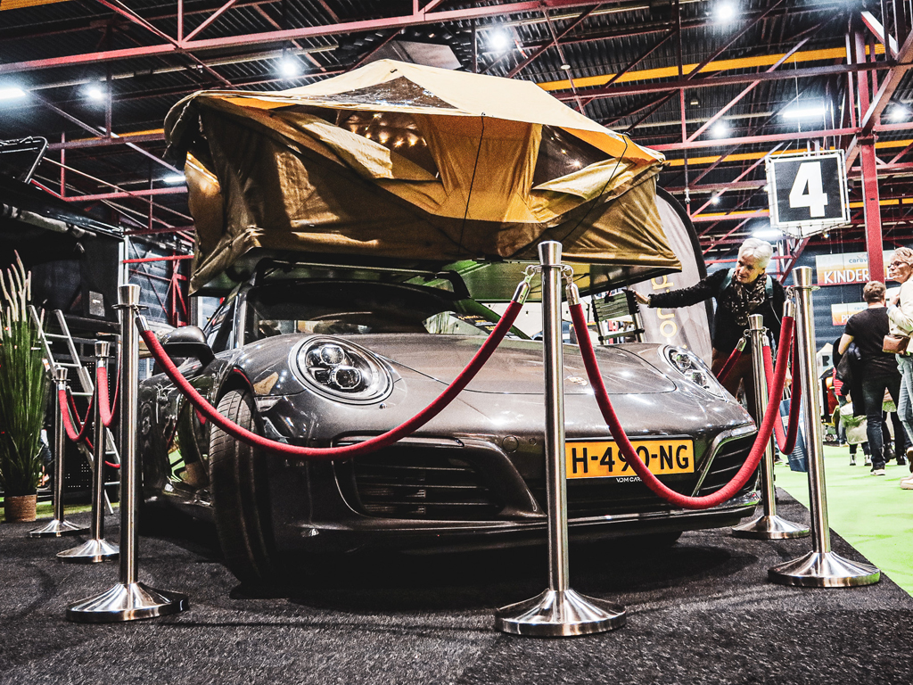 Ein Dachzelt auf einem Porsche auf der Caravana 2024