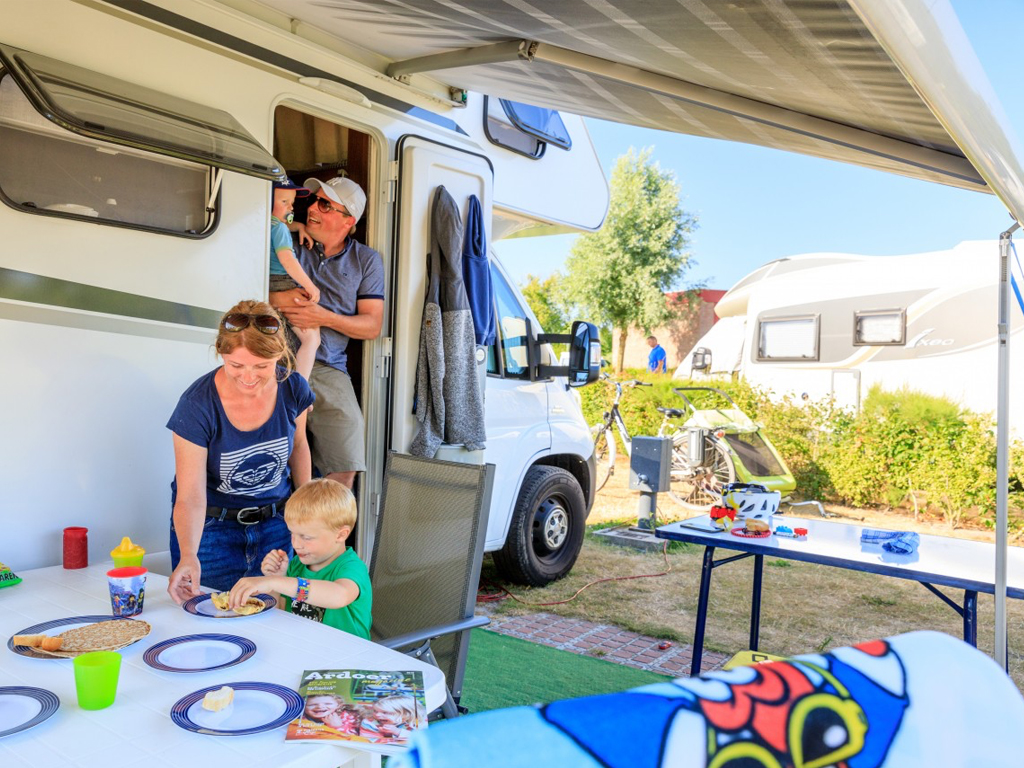 Campingplatz am Meer mit sehr luxuriösen Wohnmobilstellplätzen