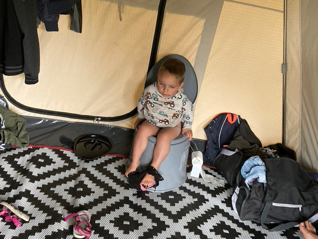 Eine tragbare Toilette auf dem Campingplatz.