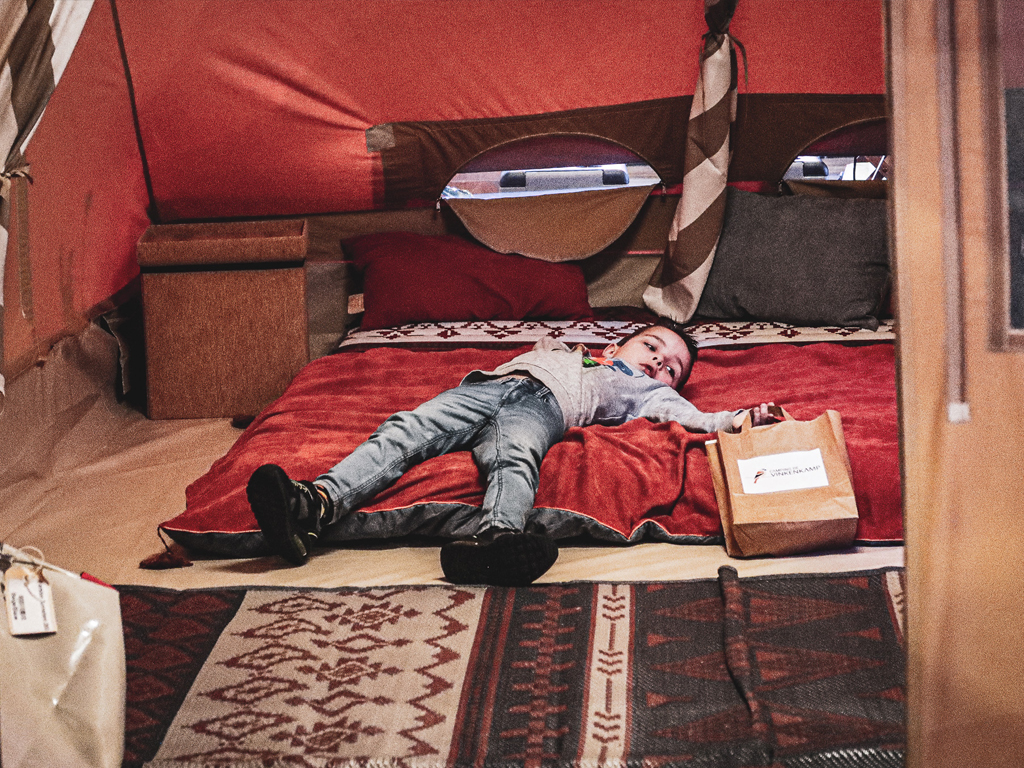 Erschöpft in ein Zelt auf der Caravana plumpsen