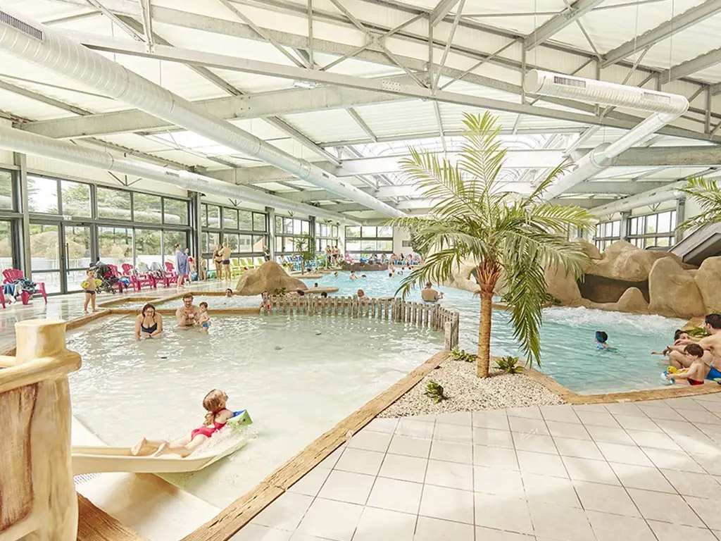 Luxuriöser Fünf-Sterne-Campingplatz an der westfranzösischen Küste&nbsp;mit einem schönen Swimmingpool