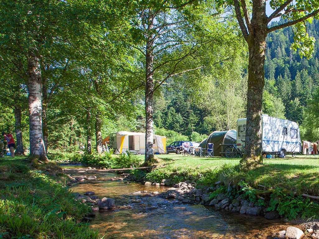 Camping am Wasser in den Vogesen auf einem französischen Campingplatz.