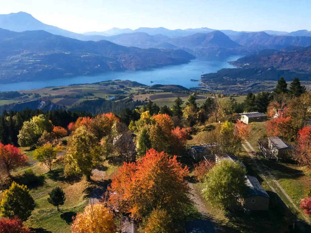 Mit herrlichem Blick auf den Lac de Serre-Poncon