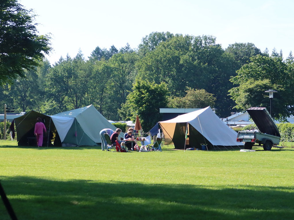 Käferfreundin läuft in alten Klamotten und barfuß
