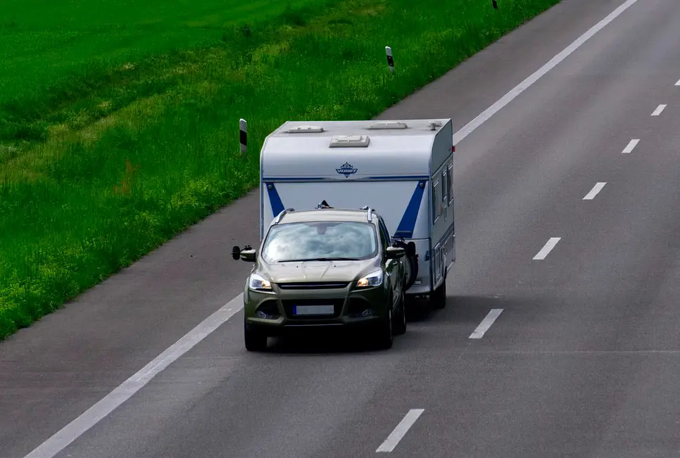 Sicheres Fahren mit einem Wohnwagen