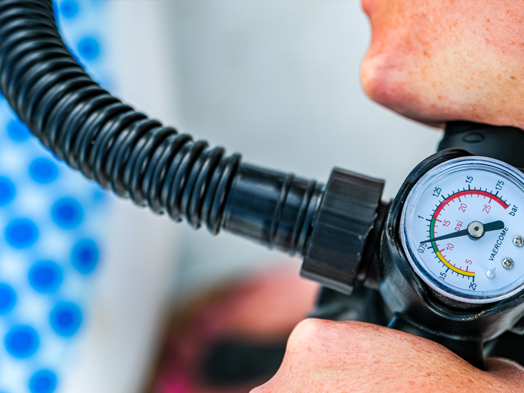 Das Manometer an der Pumpe des SUP Aquatica