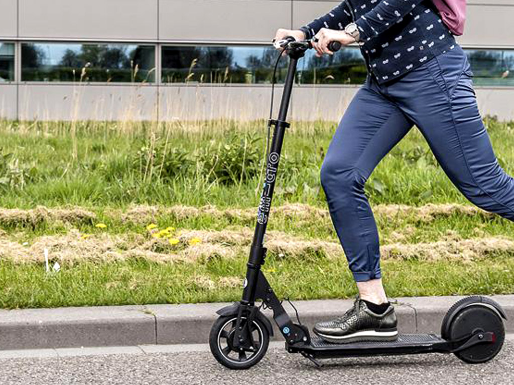 Pedalieren mit einem Micro Scooter mit Tretunterstützung