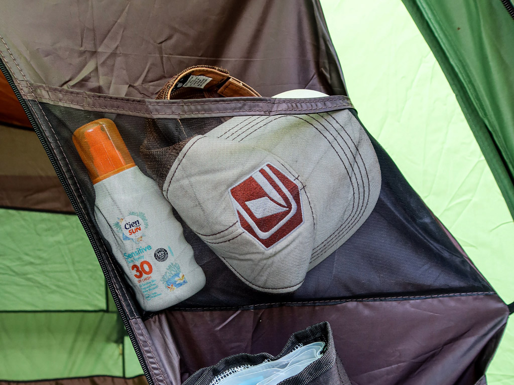 Staufächer im aufblasbaren Tunnelzelt Redwood Arco 300 Air