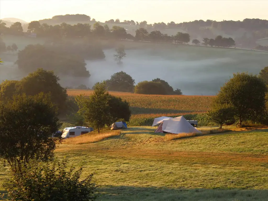 Naturisten-Campingplatz am Fluss Vezere in der Dordogne