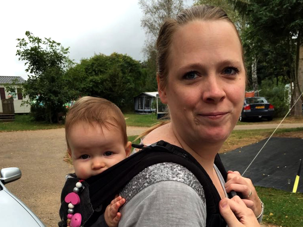 Eine Babytrage auf dem Campingplatz