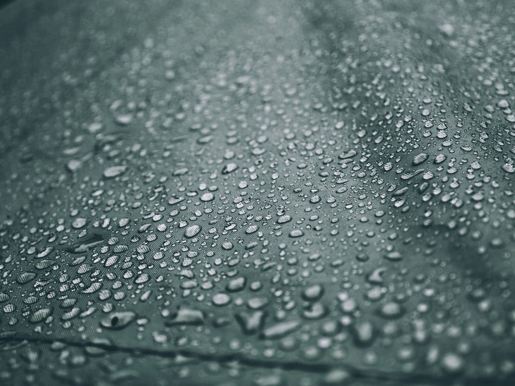 Wasser auf einem Zelt