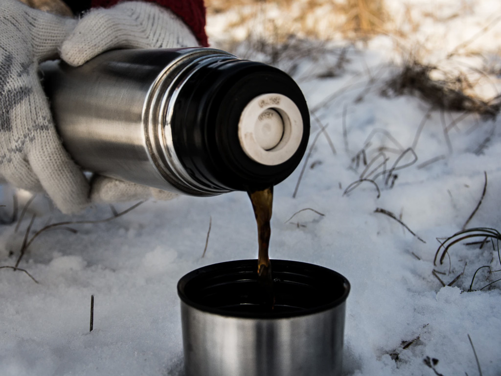 Heißer Kaffee beim Wintercamping