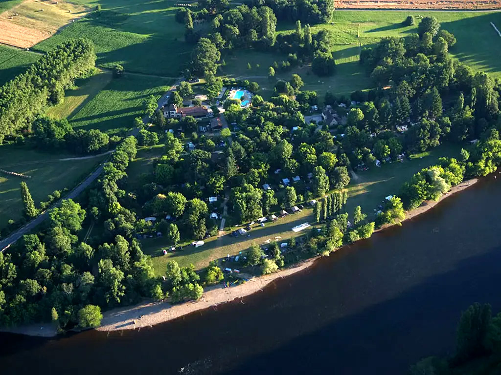 Hören Sie den&nbsp;Fluss&nbsp;von Ihrem Stellplatz auf diesem französischen Campingplatz