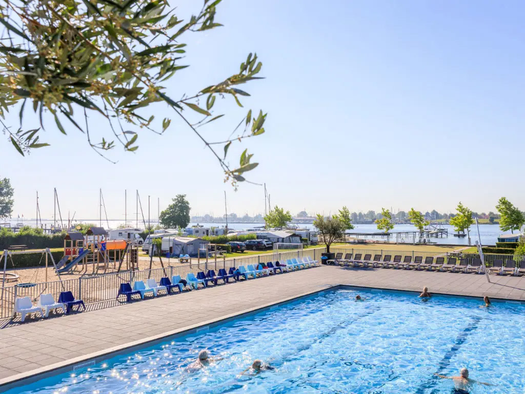 Campingplatz mit Jachthafen und Blick auf das Veere-See in Zeeland