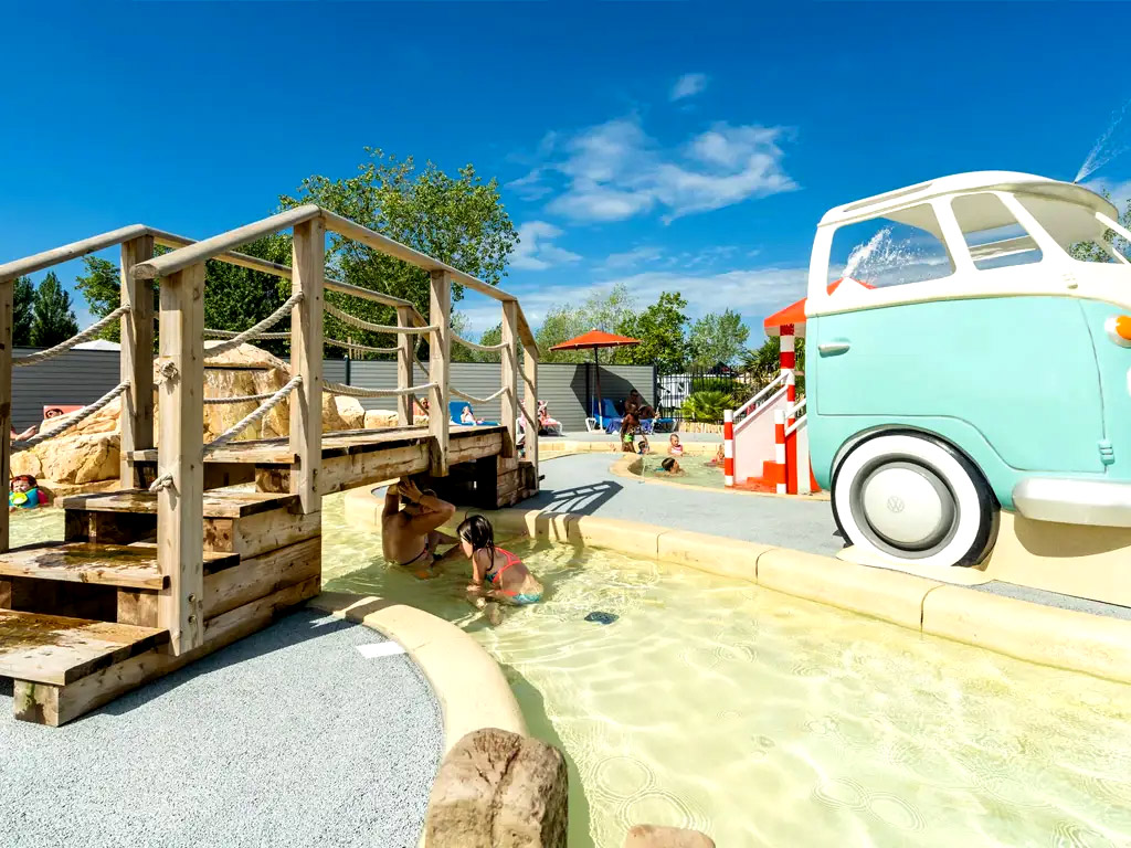 Großer lebhafter französischer Campingplatz in Meeresnähe