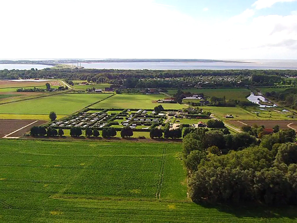 Mittelgroßer Familiencampingplatz mit einer Vielzahl von Einrichtungen
