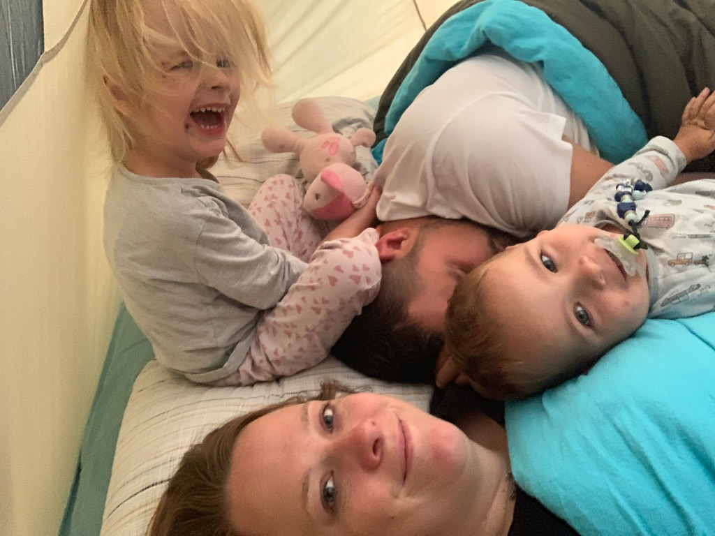 Alle zusammen im Zelt