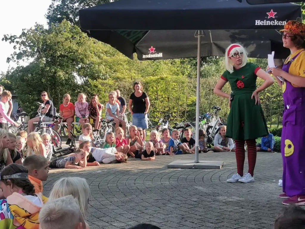 Camping auf gemütlichen Stellplätzen mit Spielgeräten