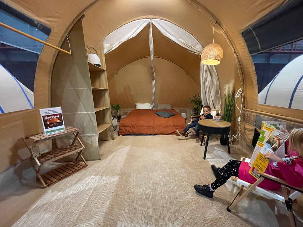 Luxuriös eingerichtete Zelte