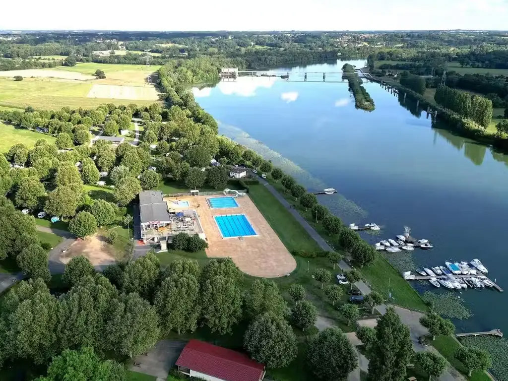 Reisen Sie entspannt nach Südfrankreich auf diesem Übernachtungscampingplatz