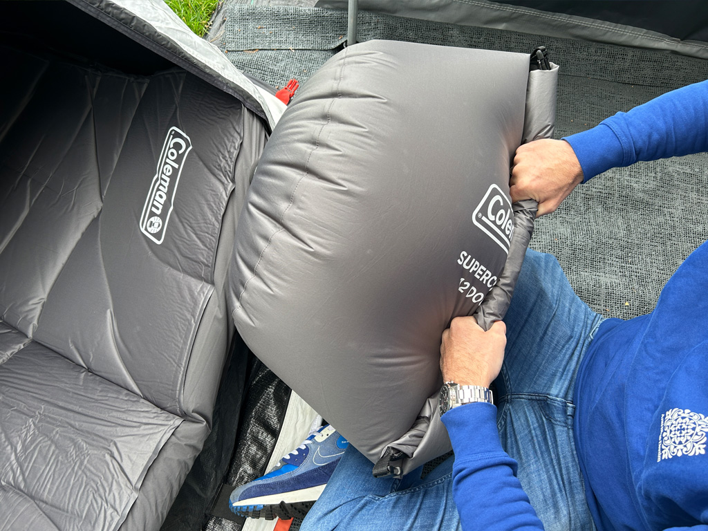 Aufblasen der Coleman Schlafmatte 12.0 Double